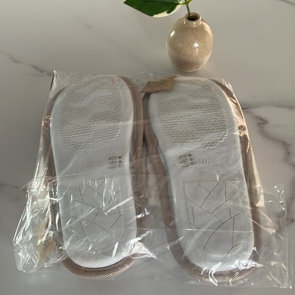 NWT Chinese Laundry Faux Fur Slippers- Holiday Giftable - Picture 6 of 7